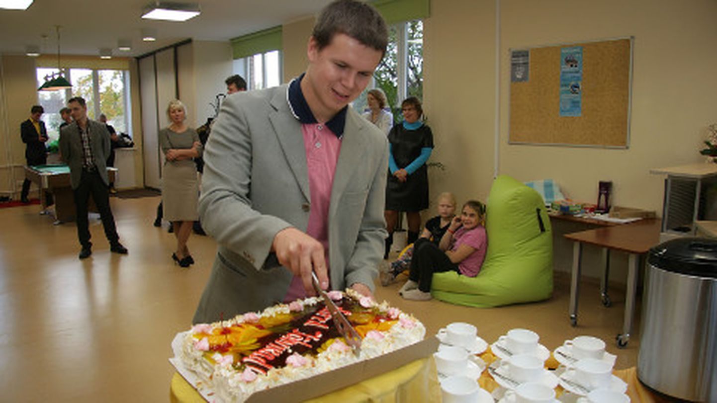 Noortekeskuse nimeristsete puhul pakuti torti, mille lõikas lahti keskuse juhataja Hristo Neiland.