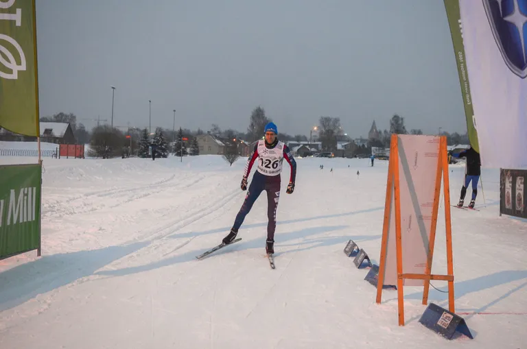 USA meeskonna võistlusvormis Postimehe ajakirjanik Priit Pullerits eilse Lemeksi suusasarja etapi stardi- ja finišialas Tähtvere spordipargis.