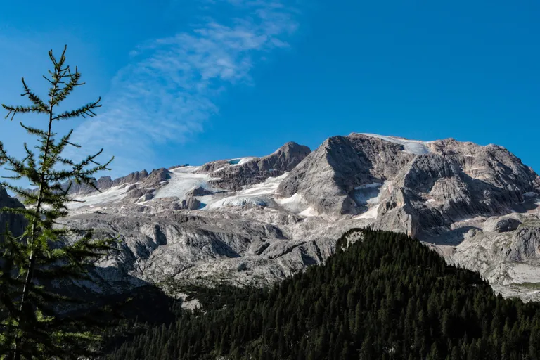Põhja-Itaalias Dolomiitides asuv Marmolada mägi, kus osa liustikust ära kukkus. Elu kaotas vähemalt kuus mägironijat, 15 mägironijat otsitakse