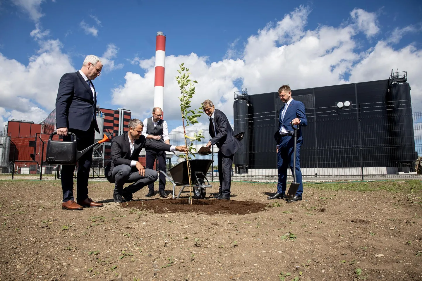 Tallinna kaugkütte soojus tuleb Väo energiakompleksist, mille laienduse avamisel aitas puid istutada ka Tallinna linnapea Jevgeni Ossinovski.