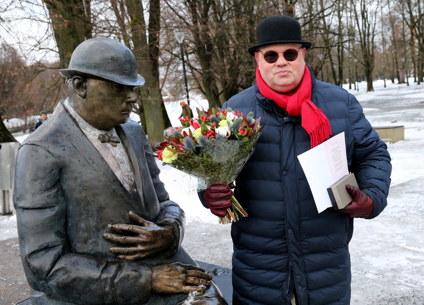 Tartu linnakirjanikuks kuulutatud Paavo Matsin võttis õnnitlusi vastu Jannseni ja Koidula mälestusplatsil.
