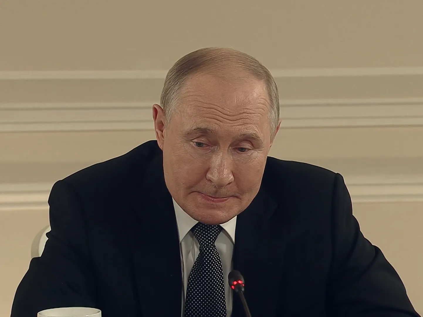 Путин отвечает на вопрос о своих ошибках, 19 июня 2025 года, Санкт-Петербург.