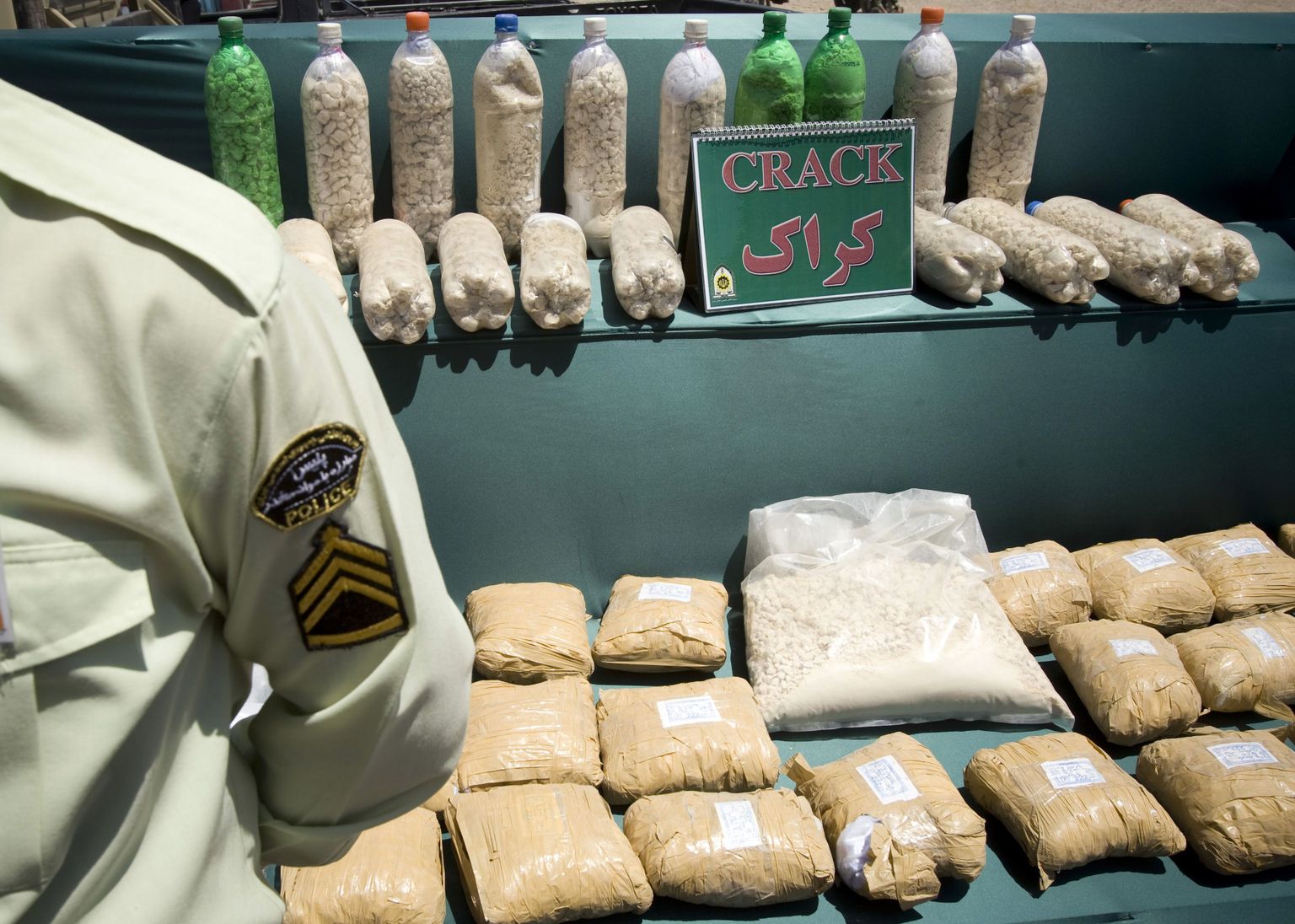 Iraani politseinik valvamas konfiskeeritud narkootikume.