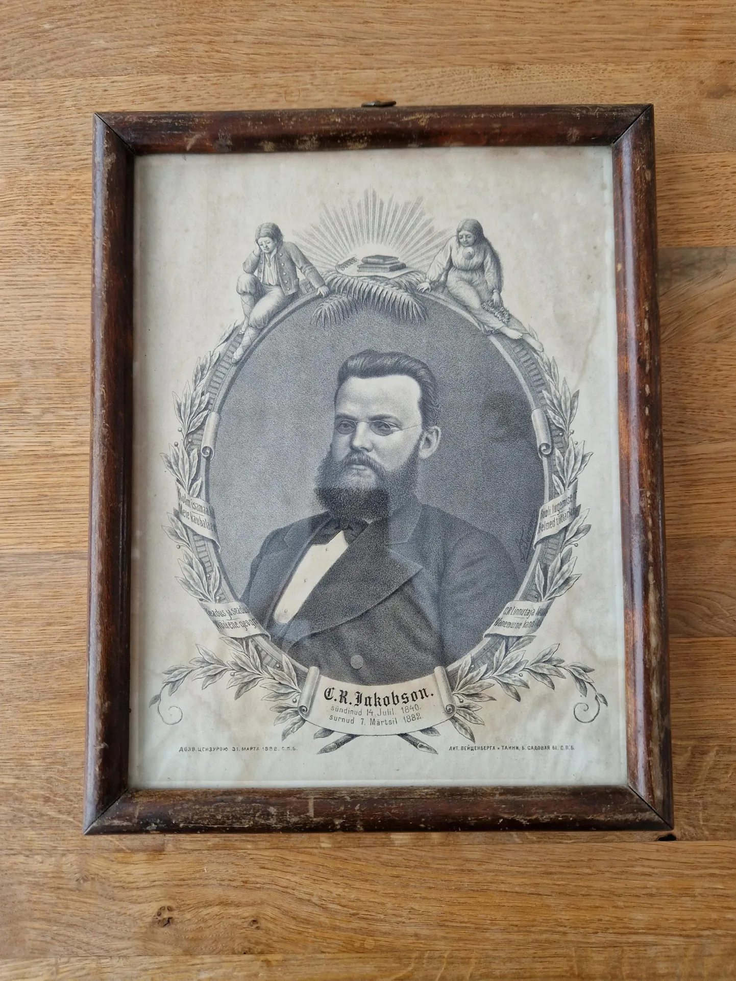 Carl Robert Jakobsoni mõju oma kaasaegsetele oli sedavõrd suur, et tema surmale järgnes üldrahvalik lein ning tema mälestuseks trükitud pilte hoiti paljudes peredes aukohal.