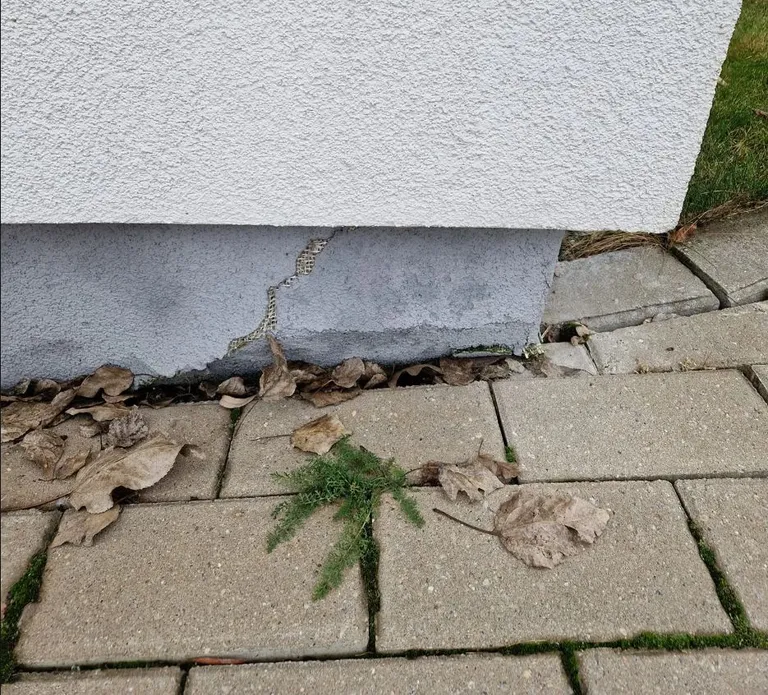Kaldu vajunud maja sokkel on järele andmas.