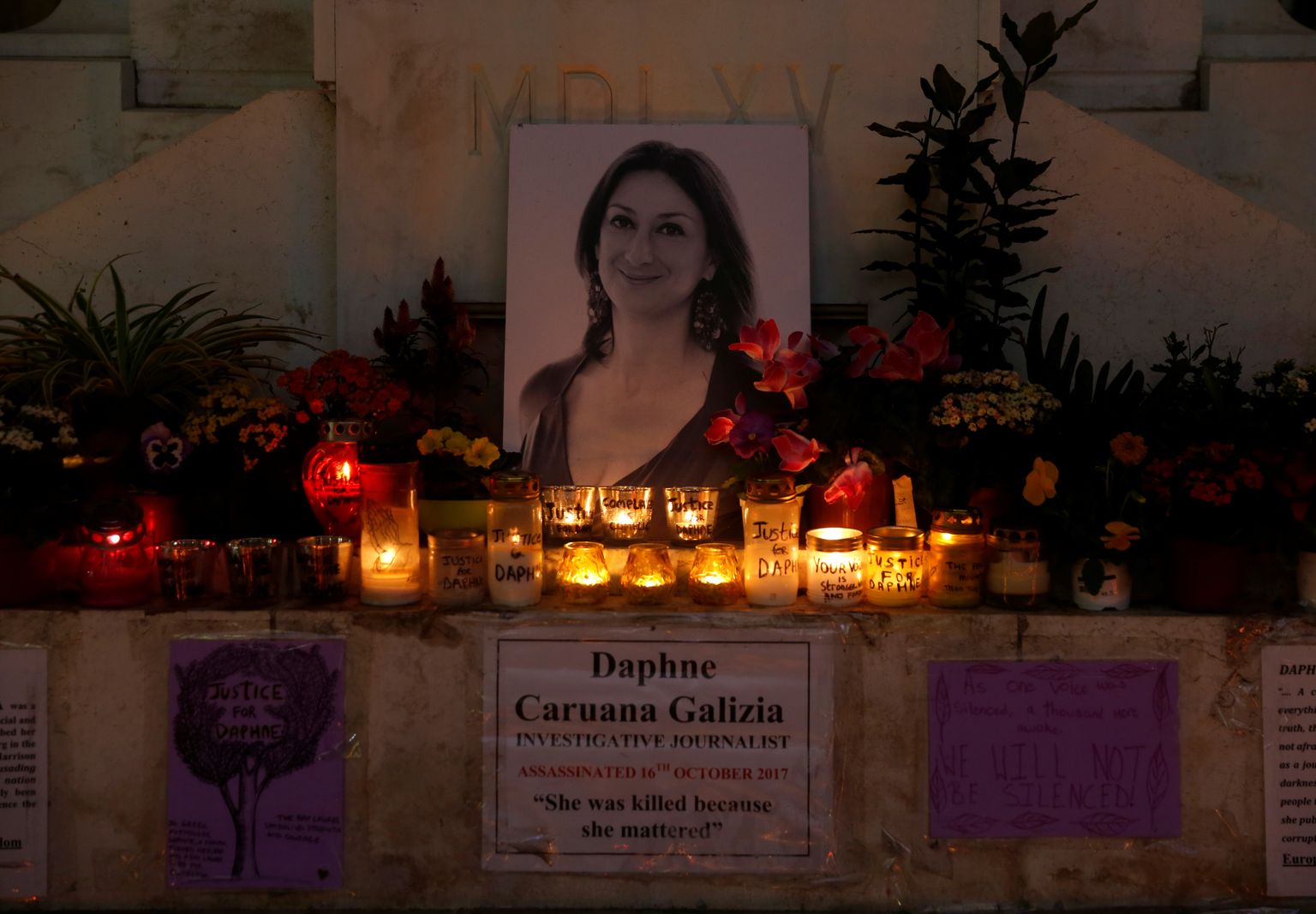 Küünlaid Daphne Caruana Galizia mälestuseks põletatakse Vallettas siiani.
