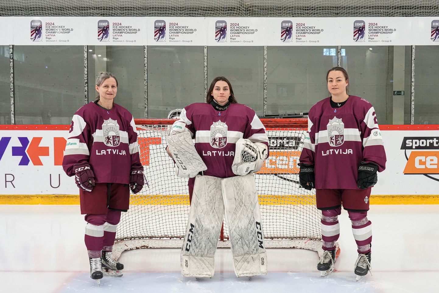 Latvijas izlases hokejistes – Aija Balode (pa kreisi) kopā ar meitām Kristiānu un Agnesi