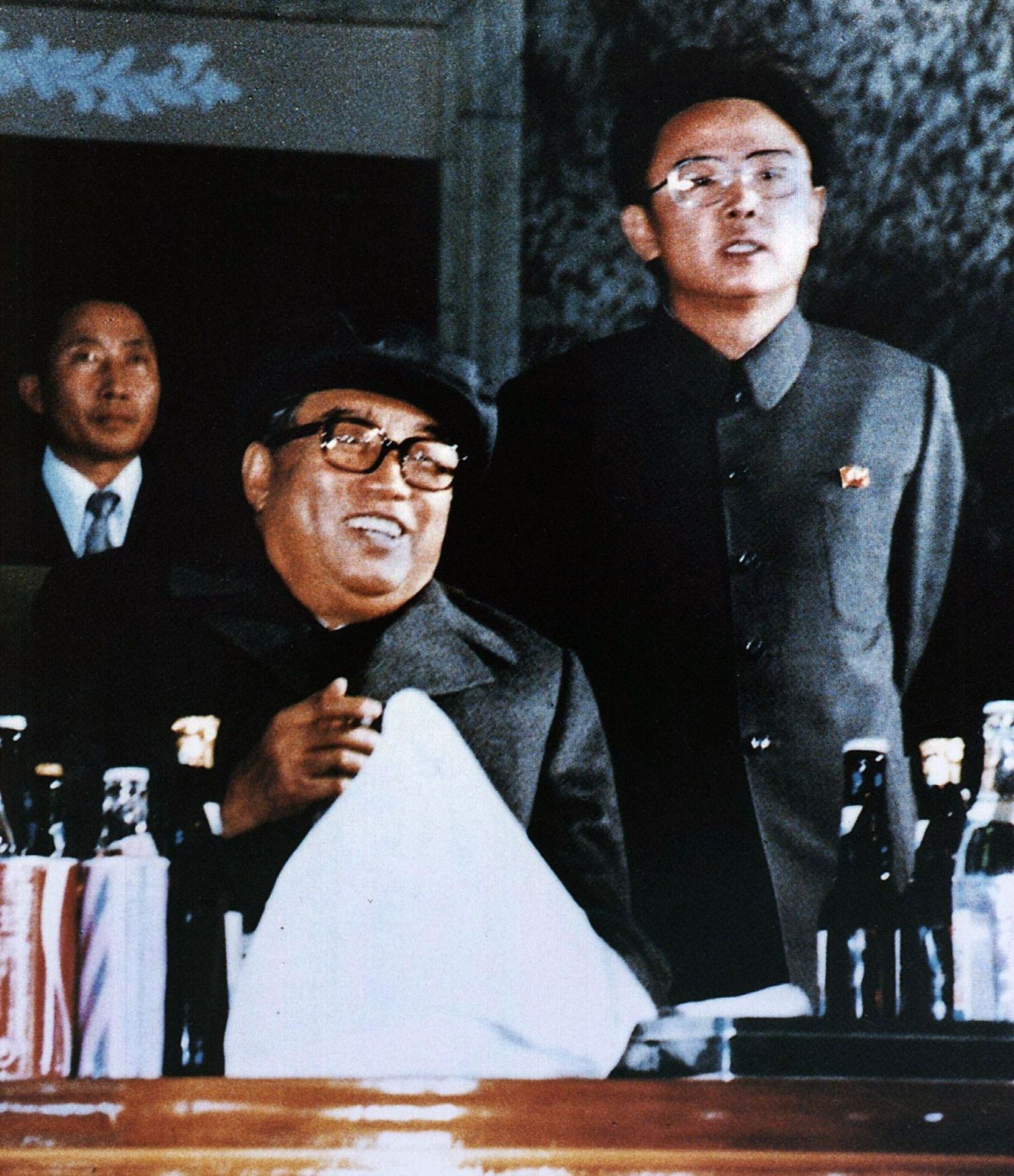 Kim Il-sung (vasakul)