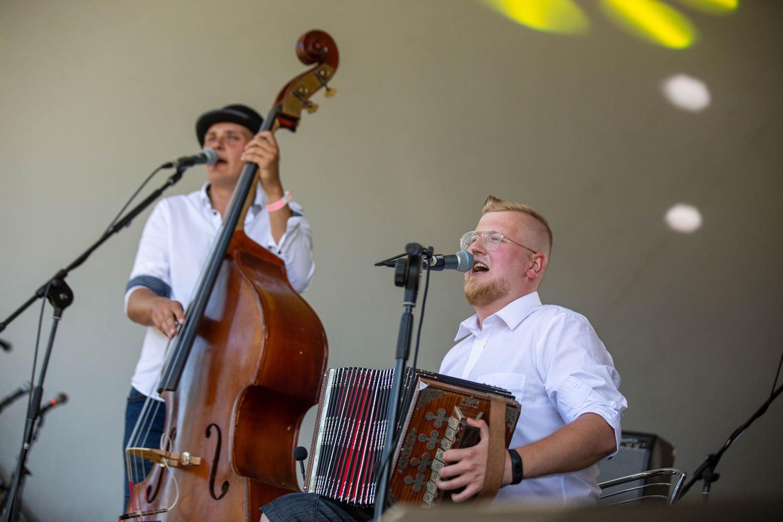 Ostrova festivali avas Henrik Hinrikuse (paremal) ja Sander Kahu duo.