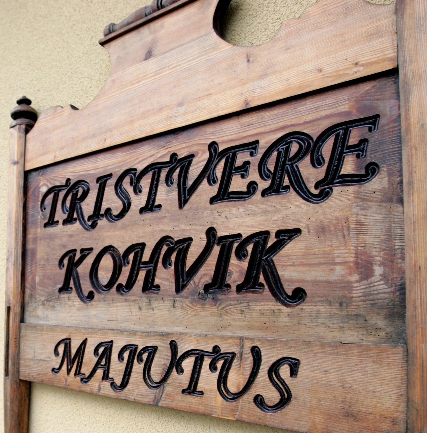 Silt Tristvere Maja sissepääsul Kadrinas.
