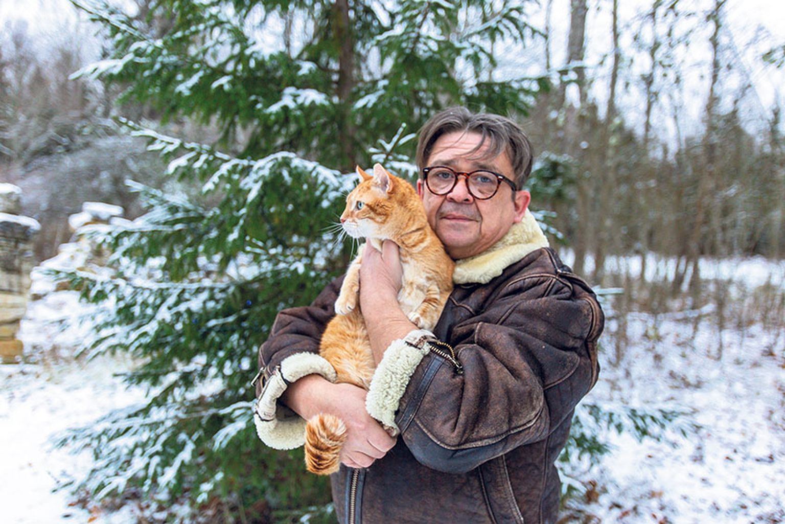 LUMESÕBRAD: Pikalt lumest hoidunud Olavi Antons ja esmakordselt lund näinud kass Mimmi on sellega rahul, et maa on valge. Seda pilti täiendab Johani talu tuledes kuusk.
Foto: RAUL VINNI