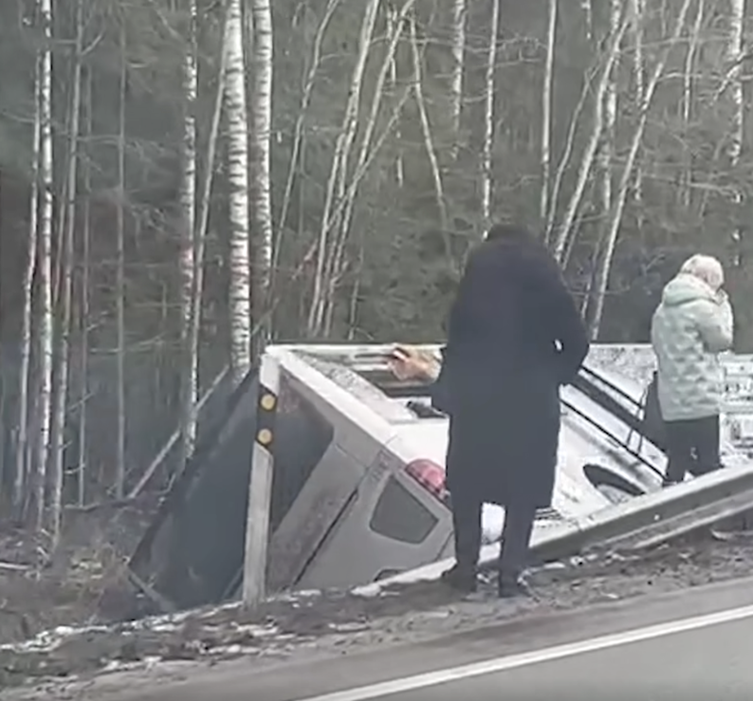 Autobuss Dobeles novadā iebraucis grāvī.