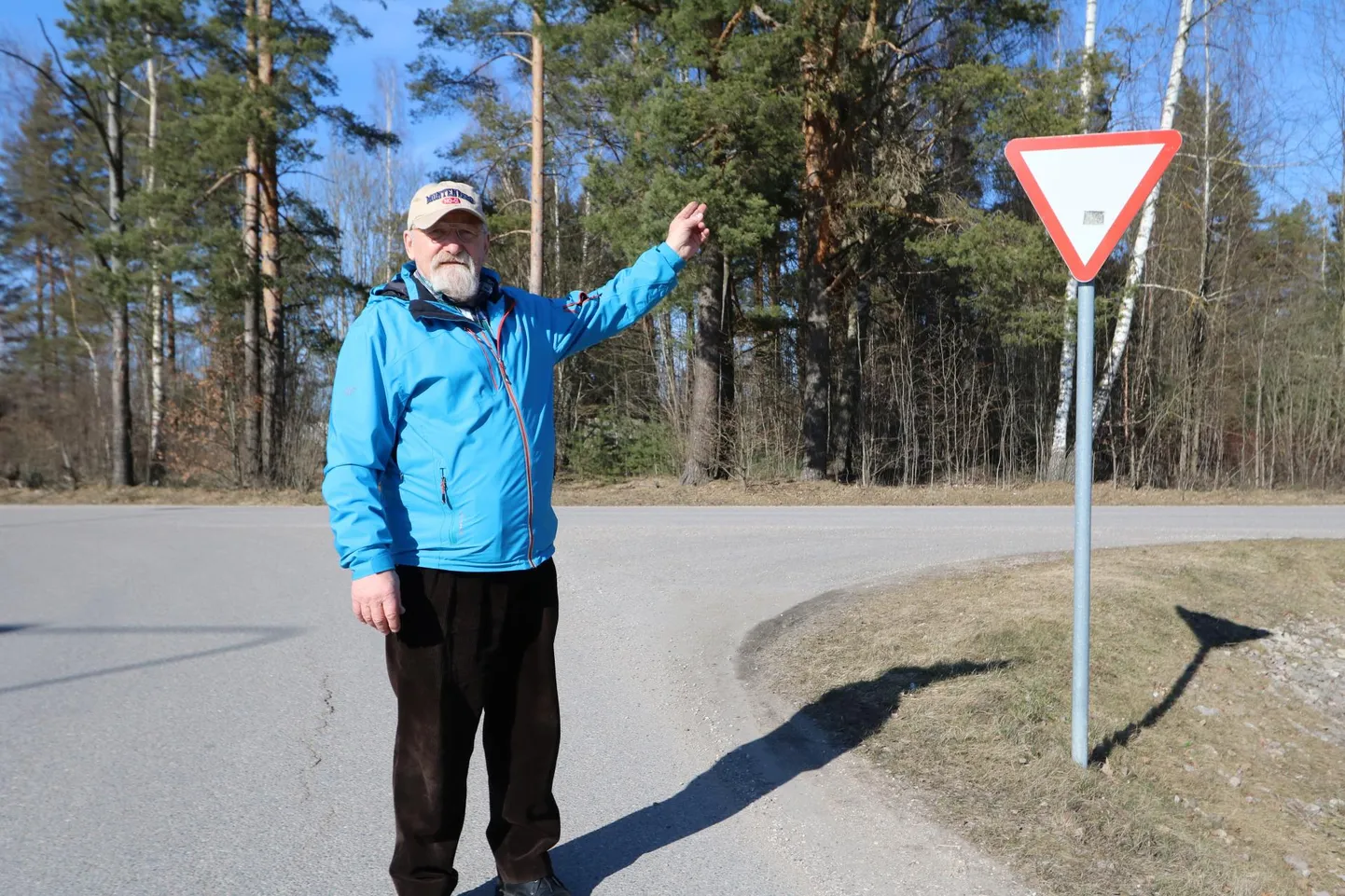 Vello Lasman näitab Põlva ristmikul kohta, kus talle pahatihti ette sõidetakse.