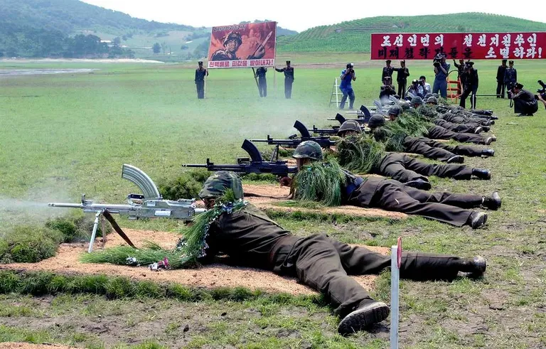 Põhja-Korea sõdurid tulistavad Type 73 kuulipildujatest, sealhulgas ühest hõbedasest relvast, pakun et hõbedase spreiga üle värvitud relv, mis on tõenäoliselt mõeldud paraadiks või muuks tseremoniaalseks otstarbeks.