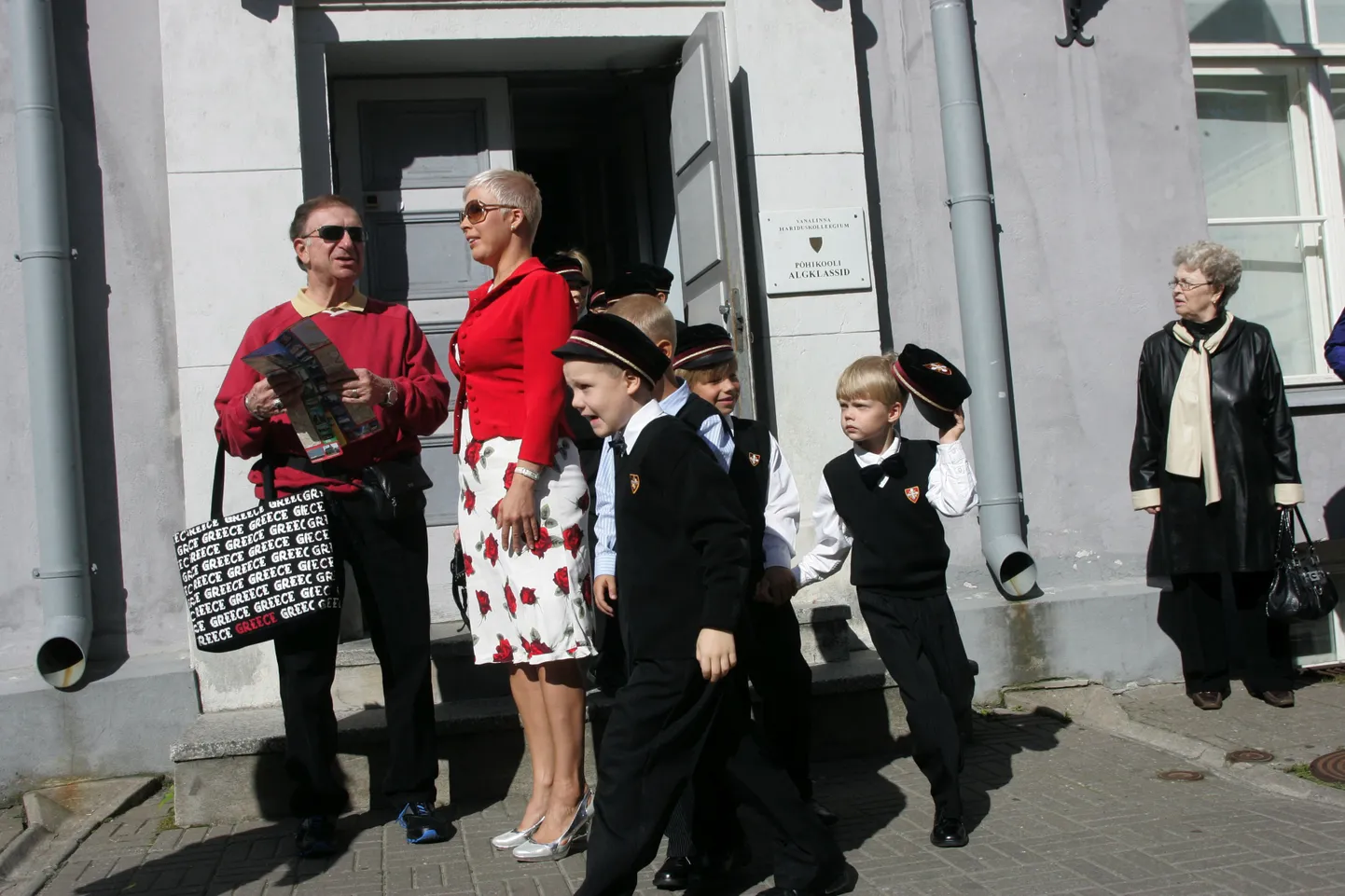 Esimene koolipäev. President Toomas Hendrik Ilves ja proua Evelin Ilves saatsid täna oma tütre Kadri Keiu Vanalinna Hariduskolleegiumi esimesse klassi.