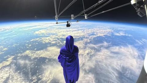 Hingemattev kunstiprojekt: kummituslik kuju hõljub Maa ja kosmose piiril