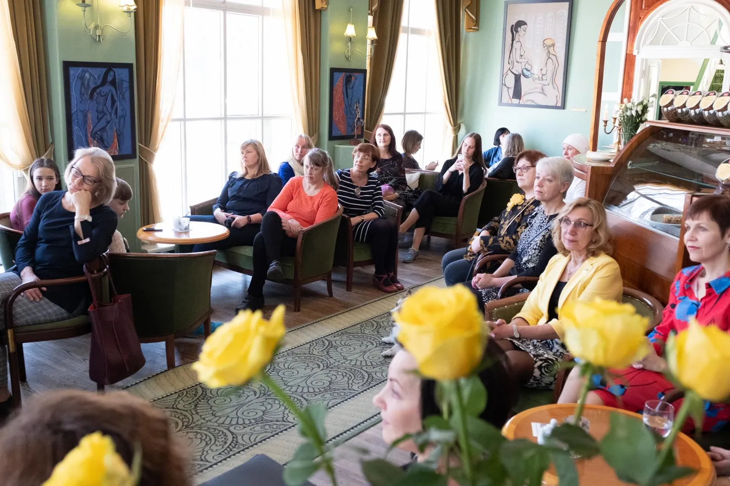 Konkursi “Andekas laps” stipendiaatide autasustamine mullu 30. märtsil Café Grandis, kus andekaid õnnitlesid Pärnu Zonta klubi president Berit Köösel (vasakul) ja projektijuht Merle Tasane.
