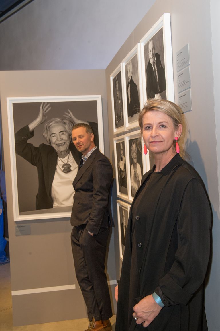 Proua Linda Erika Kääramehe pildi ees seisab fotograaf Toomas Volkmann, esiplaanil näituse korraldaja Kaire van der Toorn-Guthan.