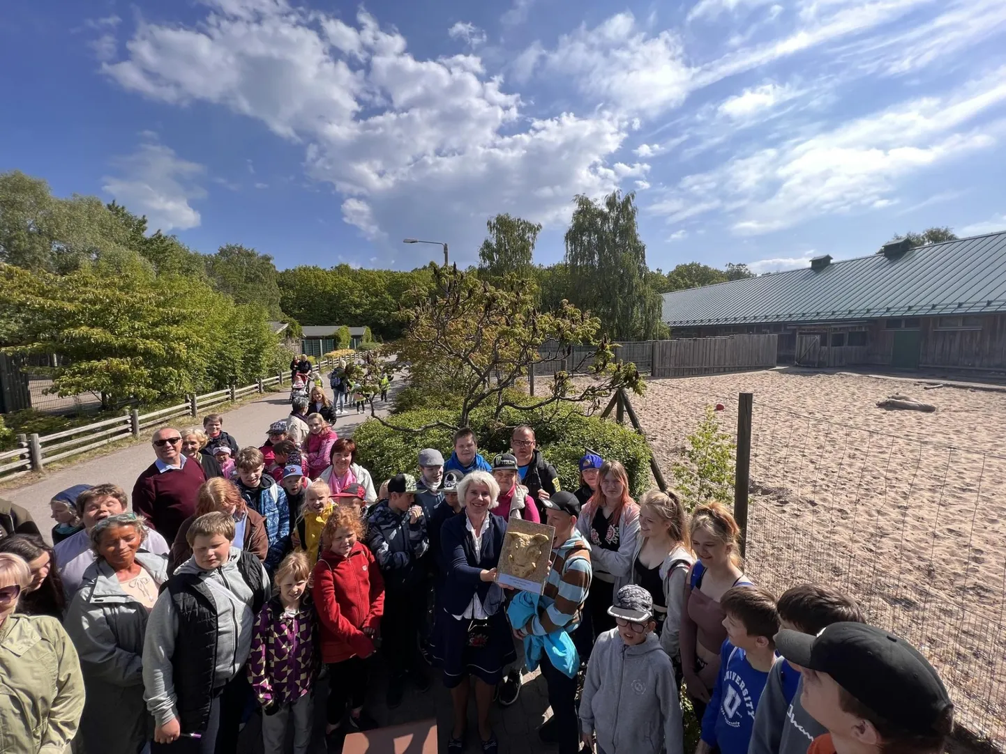 Näpi koolipere oma vaderilooma, tüügassea puuri juures.