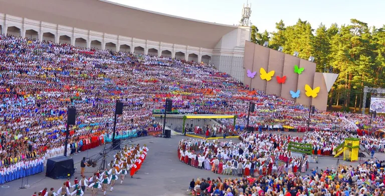 XI Skolēnu dziesmu un deju svētku noslēguma koncerts 2015. gadā.