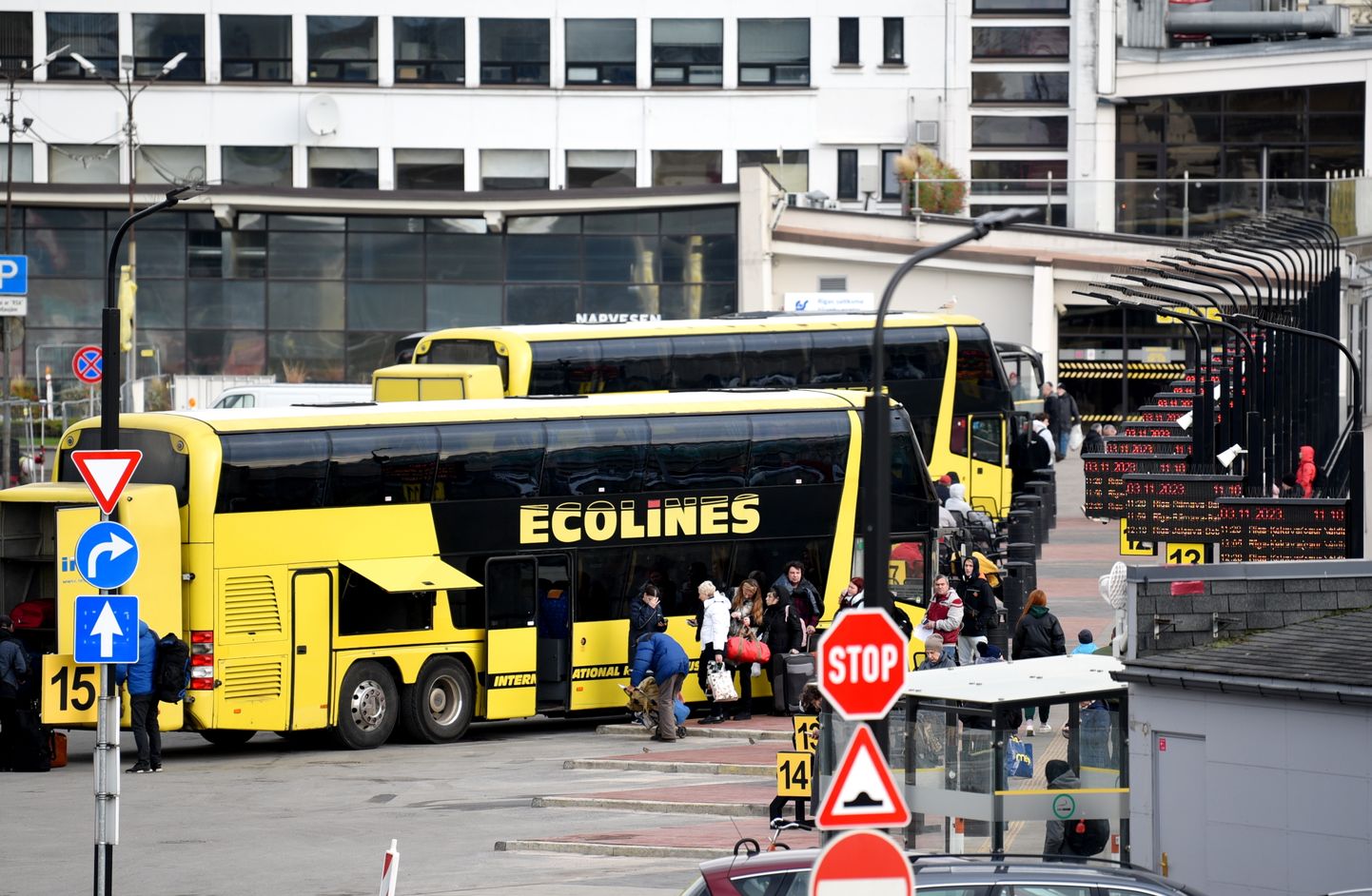 "Ecolines" autobusi Rīgas Starptautiskās autoostas teritorijā.