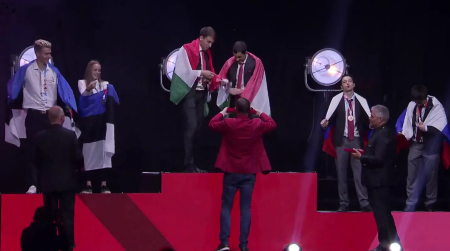 EuroSkills 2021 autasustamine, kus hõbemedalid said Räpina aianduskooli maastikuehitajad.
