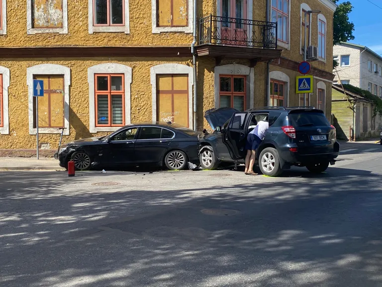 Vingi ja Laia tänava ristteel põrkasid kokku BMW ja Toyota.