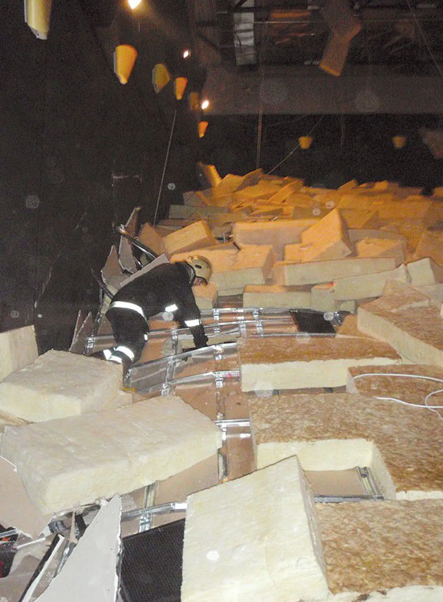 Подвесной потолок обвалился в кинозале 13 октября 2009 года.