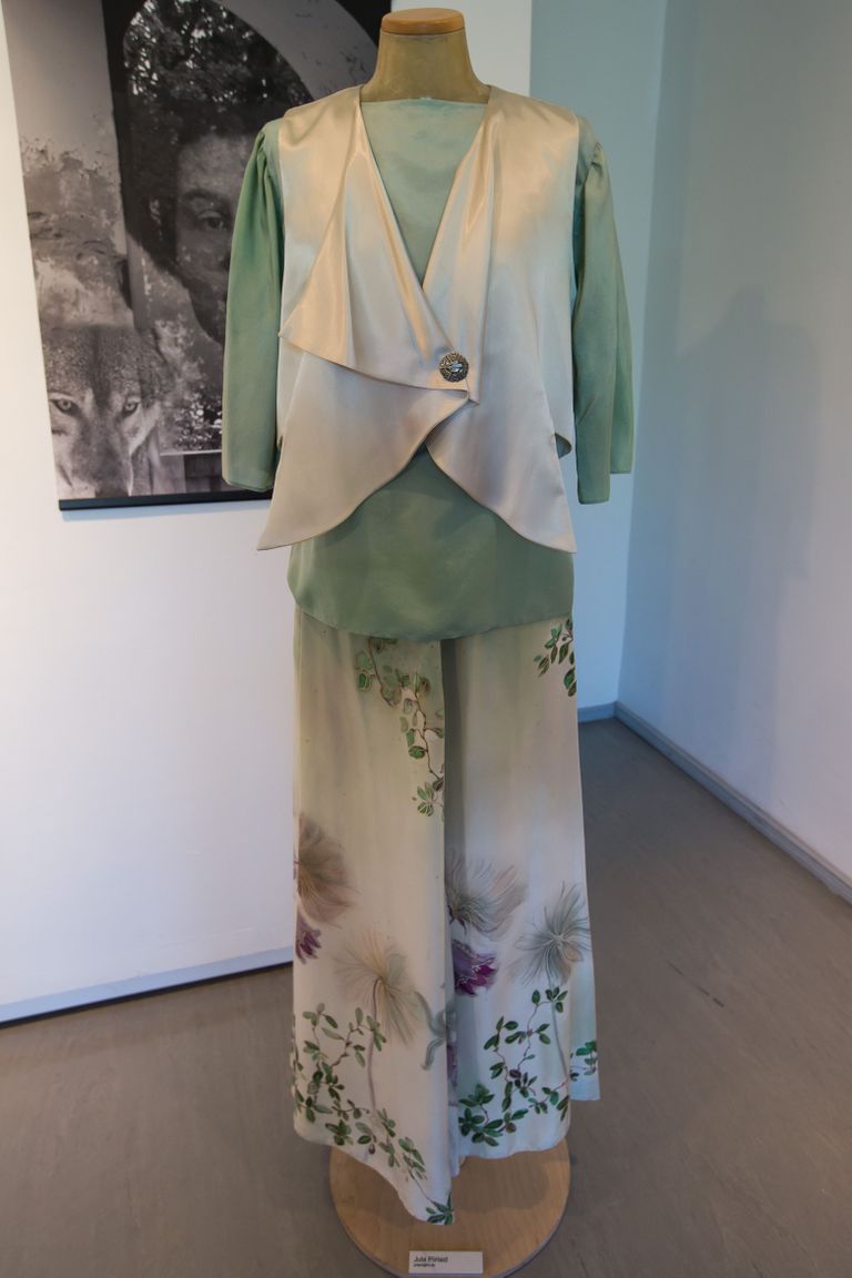 Juta Piirlaidi kleit, mis tõukub Aino Kallase luulekogust «Igaviku väraval».