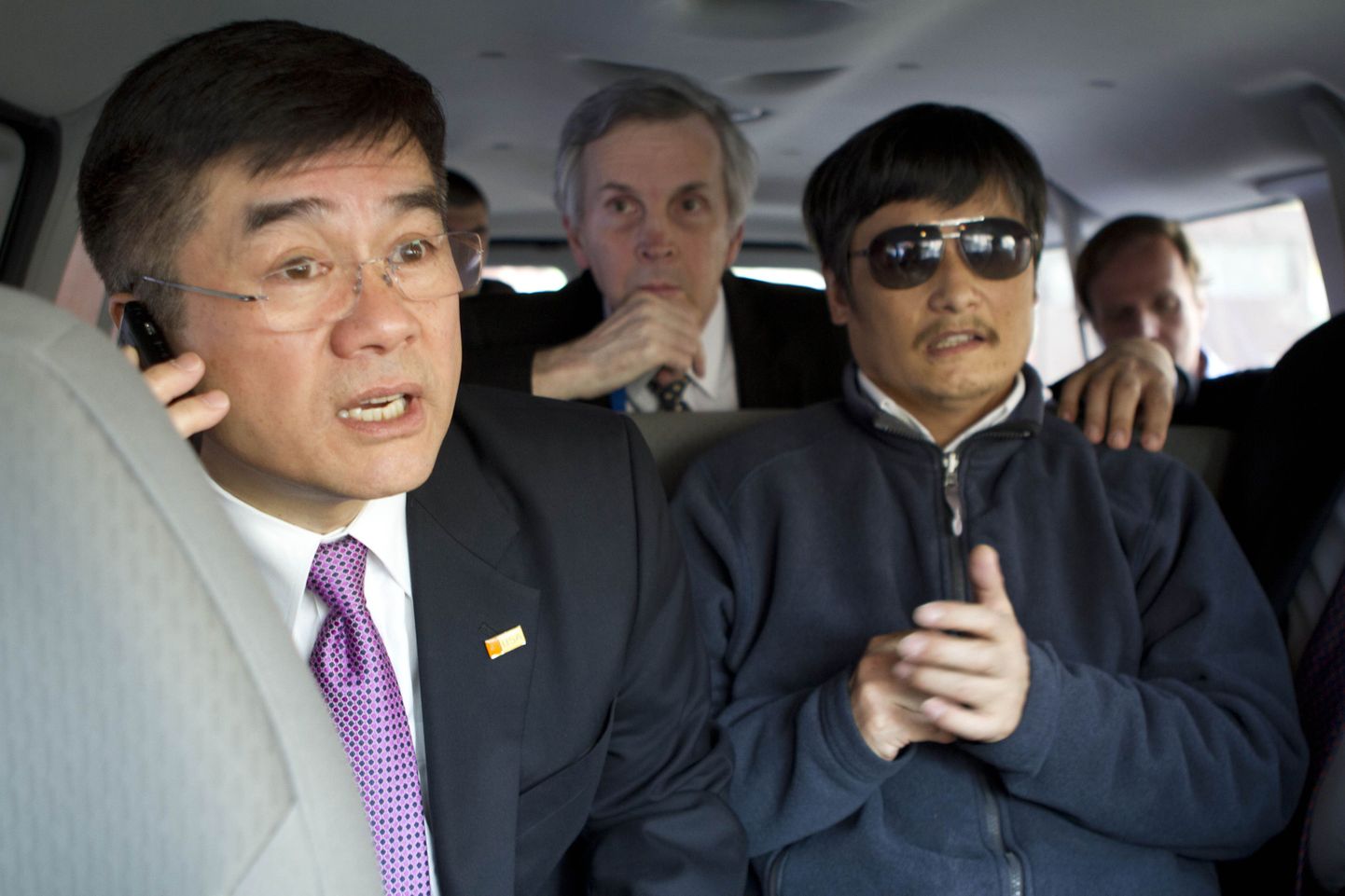 USA suursaadik Hiinas Gary Locke (vasakul) saatmas aktivist Chen Guangchengi 2. mail Pekingis tehtud fotol.