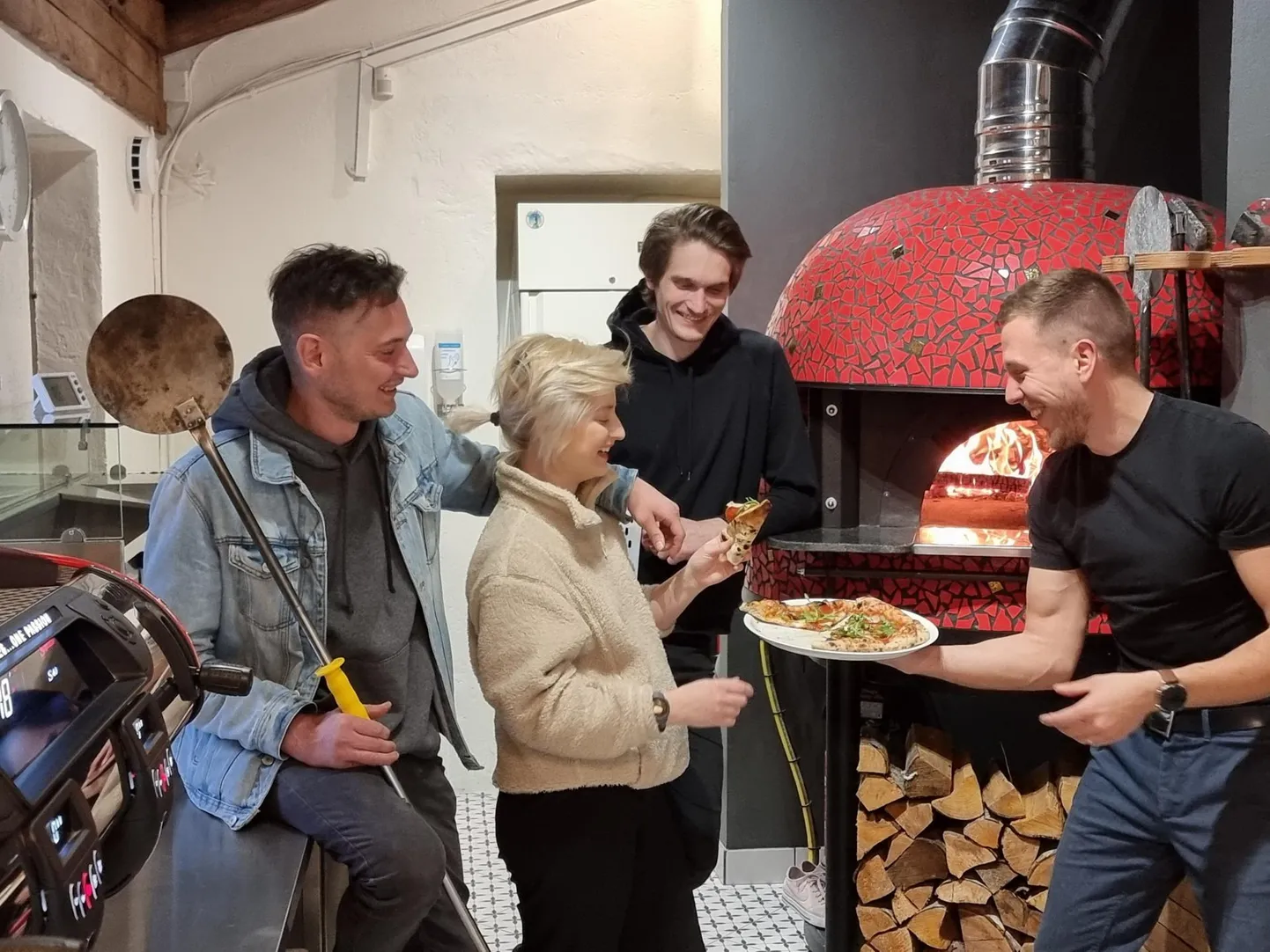 Ciao Bella fantastiline nelik: vasakult Siim Kalda, Kristina Litvjak, Martin Tamm ja Ranel Aberthal. Nüüd peavad nad lisaks minipoodi ja valmistavad vürtsikat kastet.