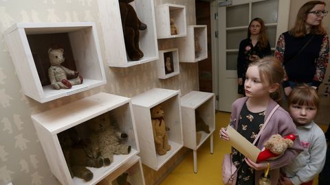 ГАЛЕРЕЯ ⟩ На новой выставке Музея игрушек можно будет увидеть плюшевого мишку Андруса Ансипа