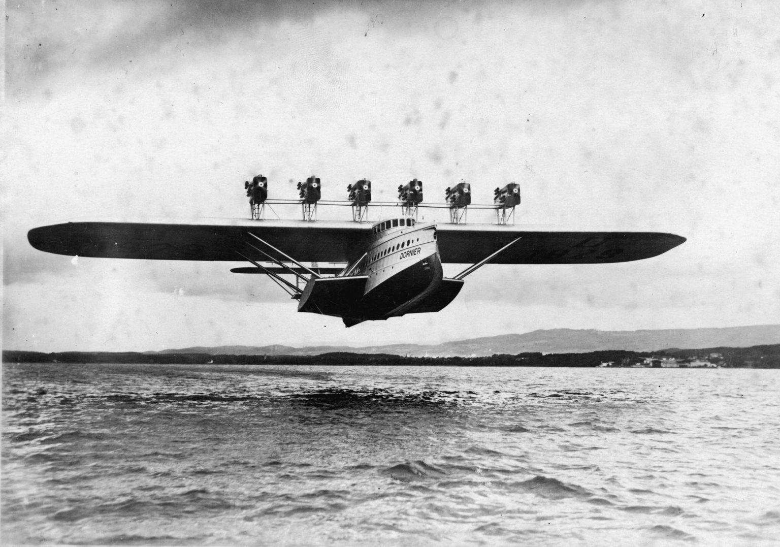 Dornier Do X esmalend 1929 Constance'i järve kohal