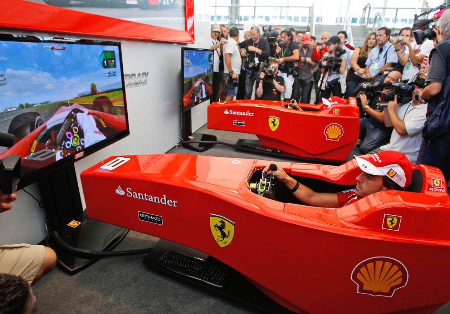 Fernando Alonso (pildil esiplaanil) ja teised vormel-1 piloodid kasutavad harjutamiseks selliseid simulaatoreid, mis tavainimesele kättesaamatud.