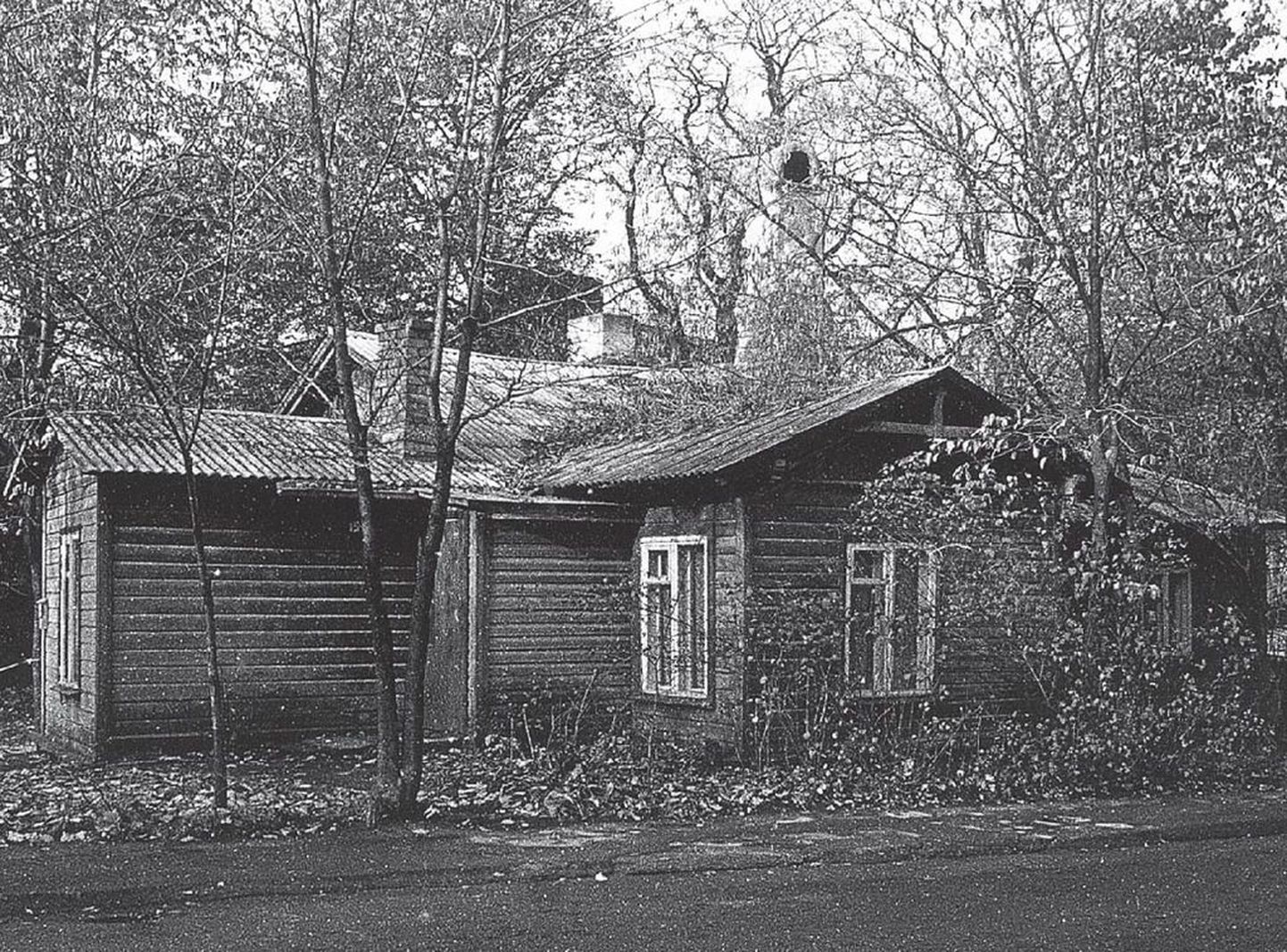 Kadriorus kunagises lossiteenijate alevikus aadressil Poska 19 asuv ainus seal piirkonnas säilinud mantelkorstnaga maja 1970. aastail...