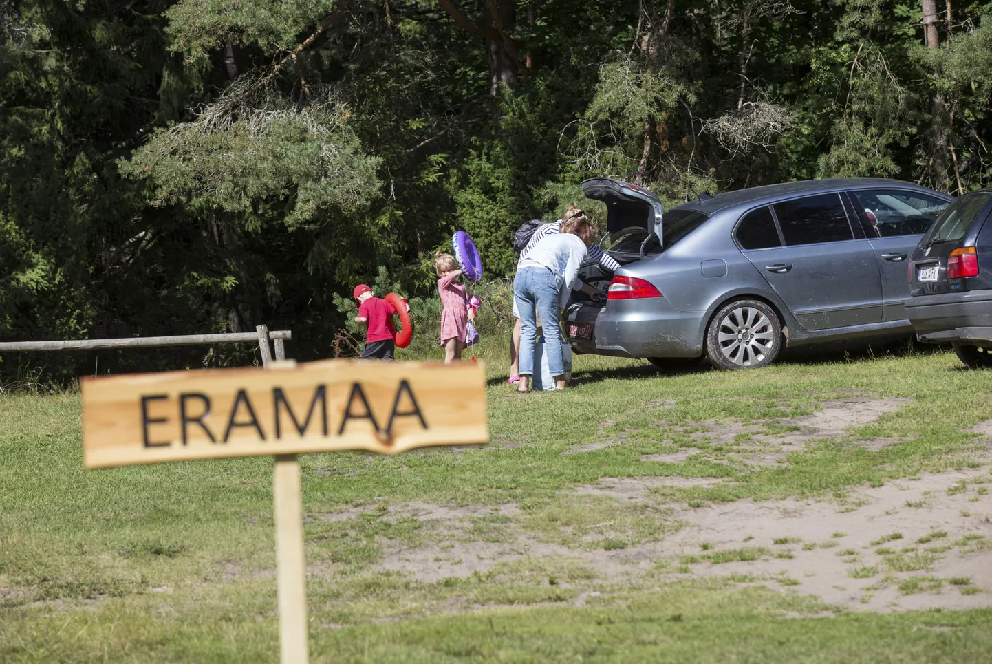 Harjumuse jõud on suur. Kui ikka 15 aastat järjest igal suvel on ühes ja samas kohas pargitud, siis pargitakse sinna ka edaspidi - hoolimata sildist "Eramaa".