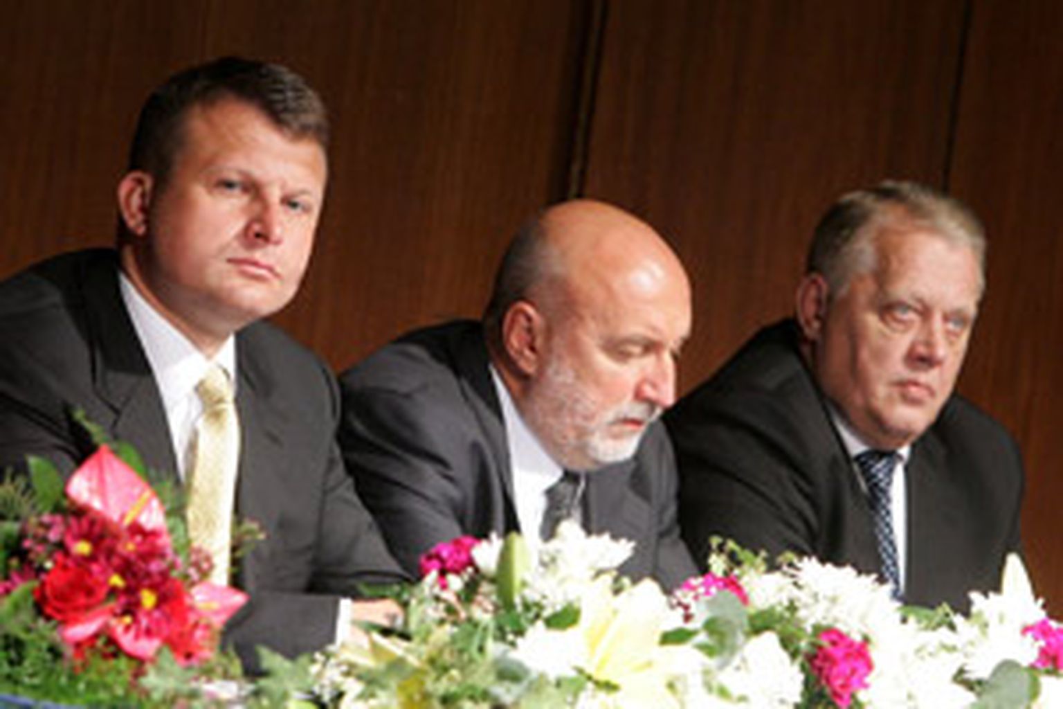 Partijas LPP/LC priekšsēdētājs Ainārs Šlesers (no kreisās), Ivars Godmanis un LPP/LC saeimas frakcijas priekšsēdētājs, Andris Bērziņš partijas 3.kongresā.