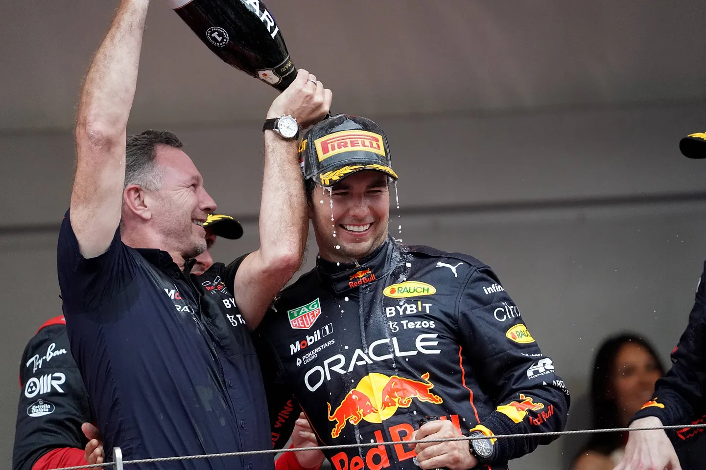 Red Bulli tiimipealik Christian Horner (vasakul) õnnitlemas Sergio Perezt.