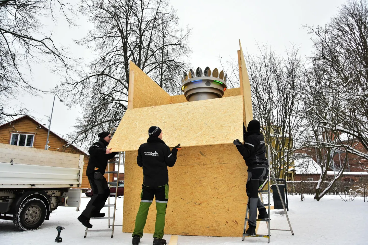 Eile hommikul katsid Viljandi Linnahoolduse töötajad palju kõmu tekitanud kuju kastiga.