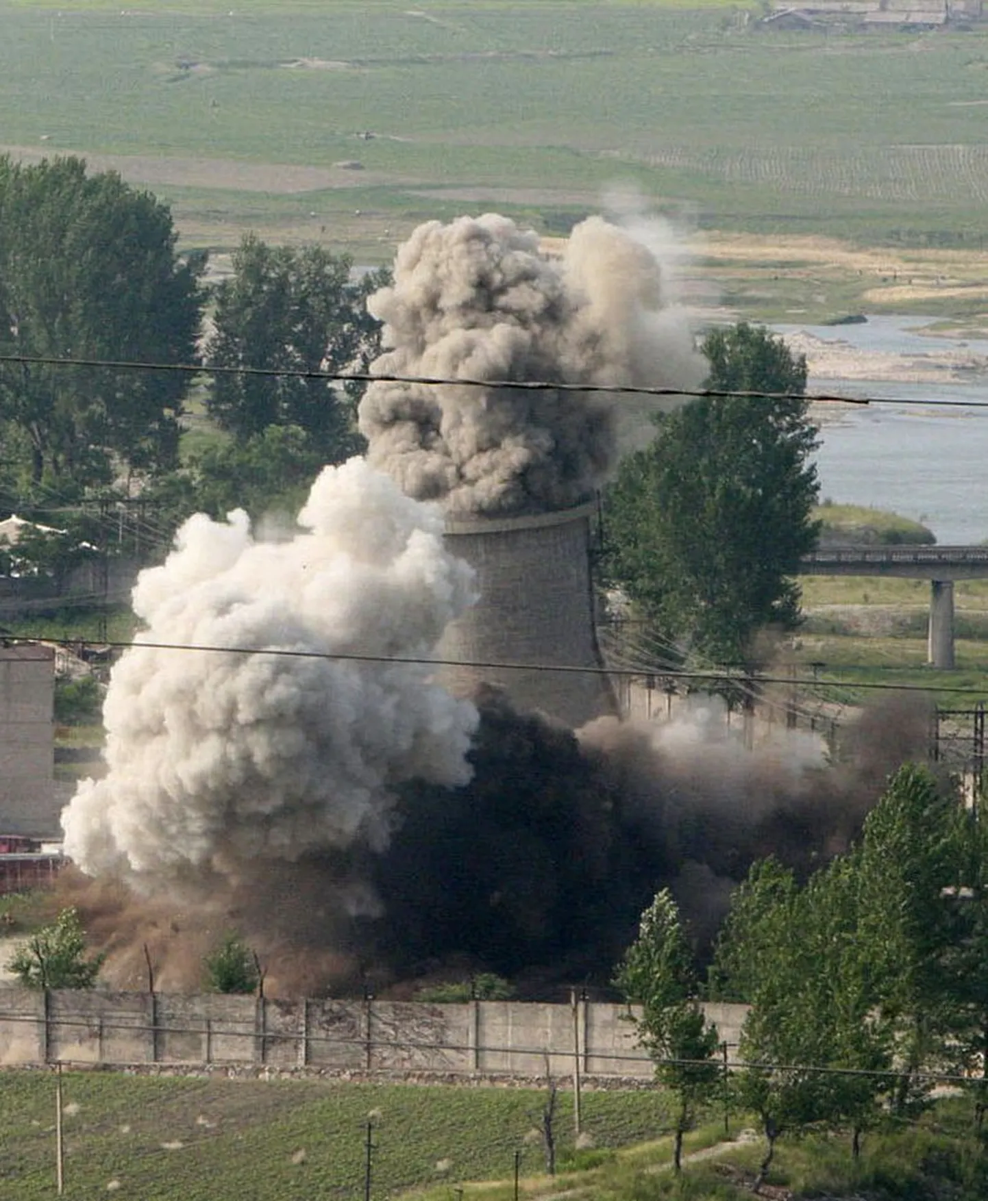 Juunis õhkis Põhja-Korea Yongbyoni tuumajaama jahutustorni.