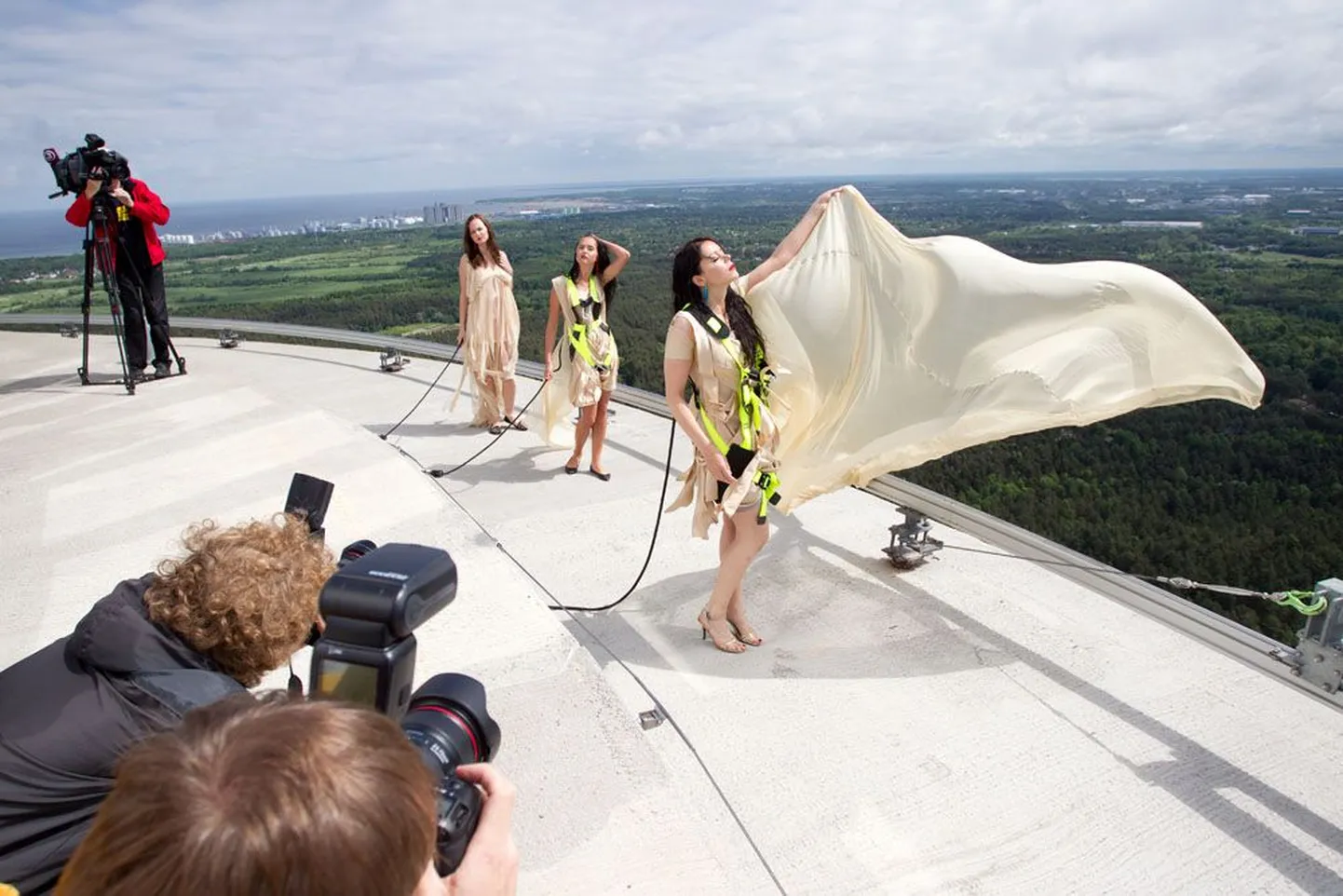 Esimese servakõnni tegid hulljulged modellid (pildil) Eesti tippdisaineri Aldo Järvsoo loodud kaunites kleitides.