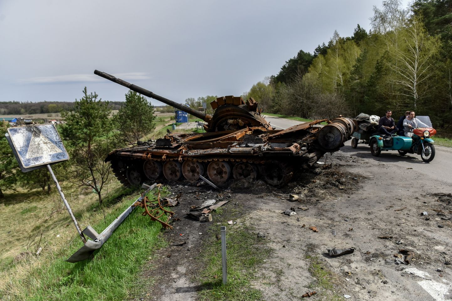 Ukrainlaste hävitatud Vene tank Põhja-Ukrainas Tšernihivi lähedal. Foto on tehtud 25. aprillil 2022