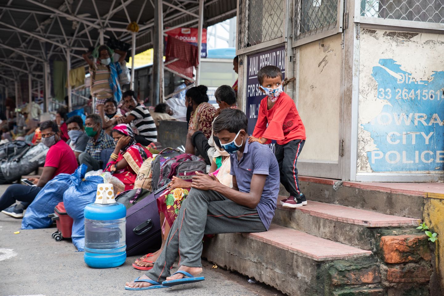Inimesed Indias Lääne-Bengali osariigis bussi ootamas. Foto on illustratiivne.