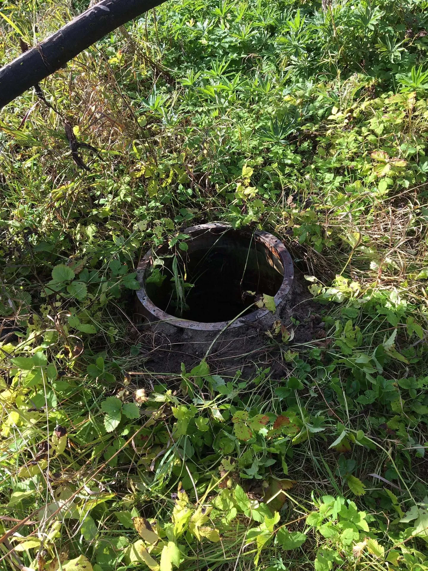 Inimene ei mahtunud ebatavaliselt kitsasse kaevu, appi tuli võtta abivahend.