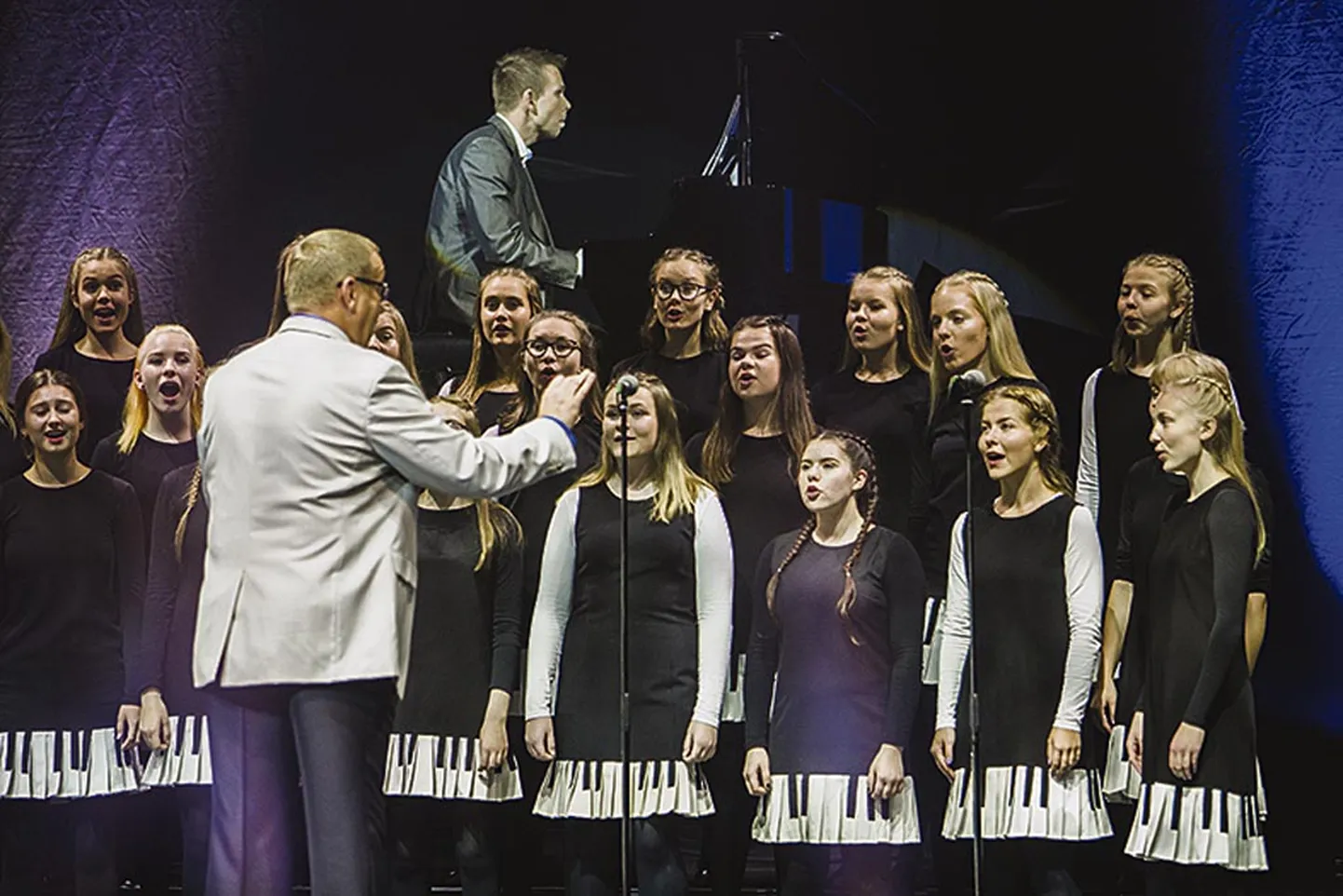 Neidudekoori Argentum Vox juhatab Toomas Voll.