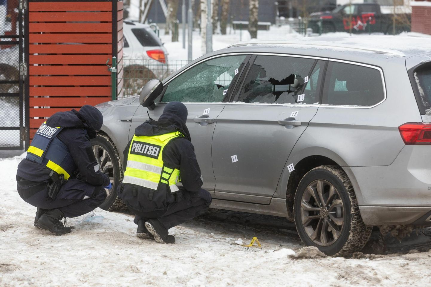 Siseminister Lauri Läänemetsa (SDE) isikliku auto aknad löödi puruks. Pildil politsei menetlustoimingud.