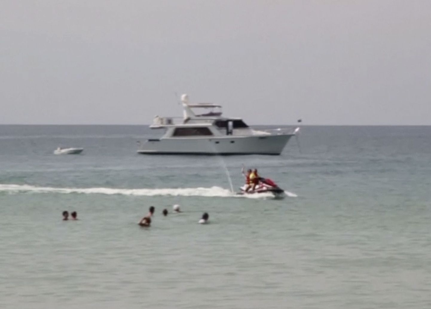 Skuutriga sõitjad Kata rannas Phuketis. Samas rannas sai surma ka noor austraallane.