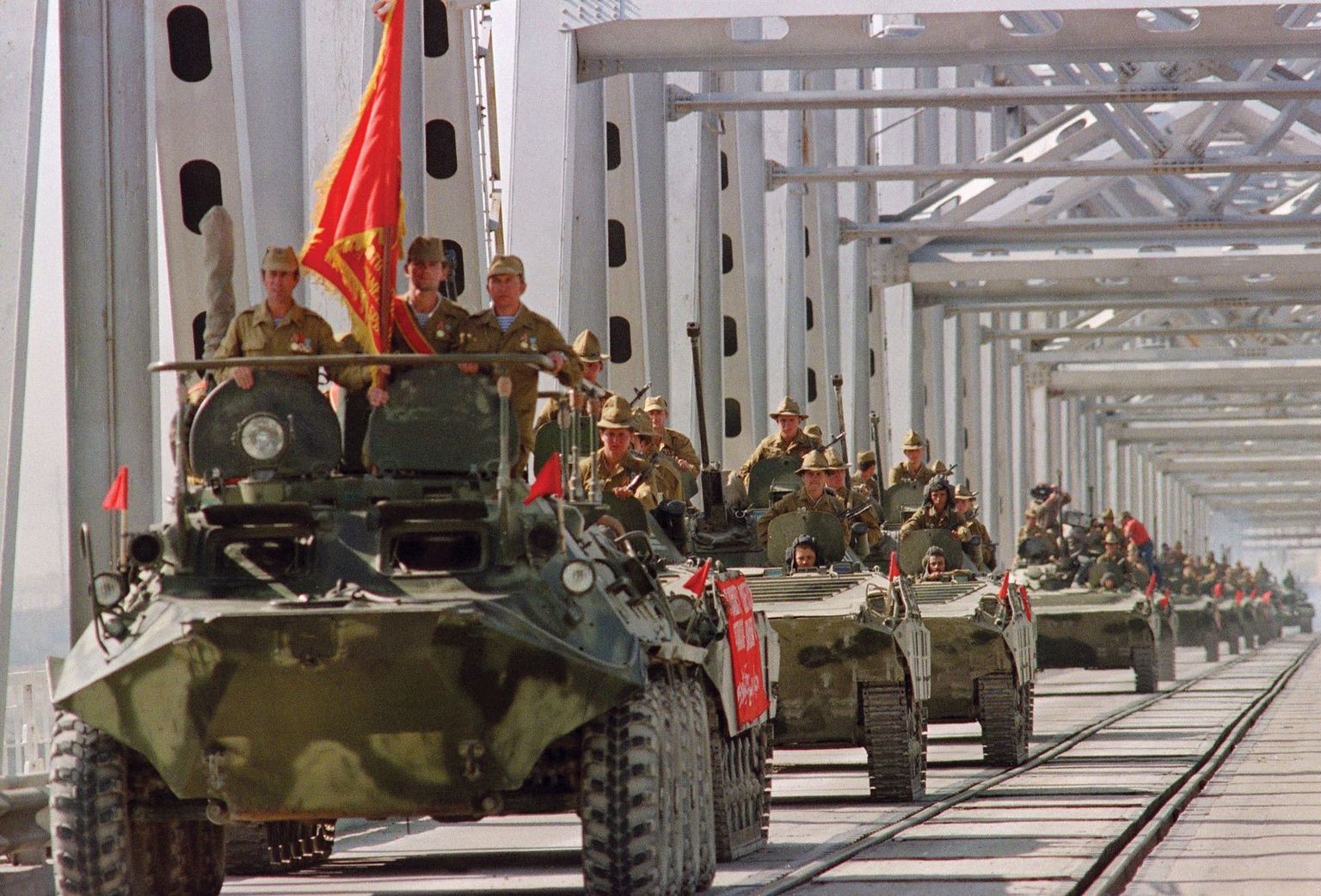 PETLIK VÄLISILME: See pilt on tehtud täpselt 30 aastat tagasi 1989. aasta veebruaris, kui kokkuvarisemise äärel seisev Nõukogude Liit oli sunnitud oma väed Afganistanist ära tooma. Kümme aastat kestnud sõda lõppes täieliku fiaskoga. Fotol see kahjuks ei kajastu.