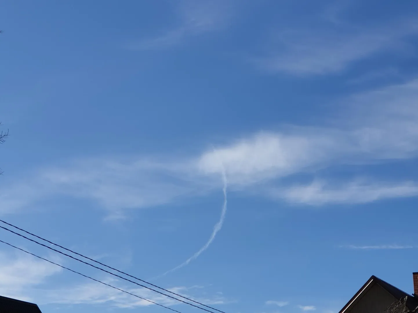 NATO lennuk jättis taevasse kondensjälje.
