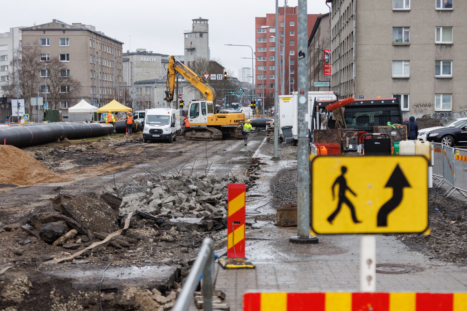 Дорожные работы на улицах Лайкмаа и Гонсиори, связанные со строительством трамвайной линии к порту.